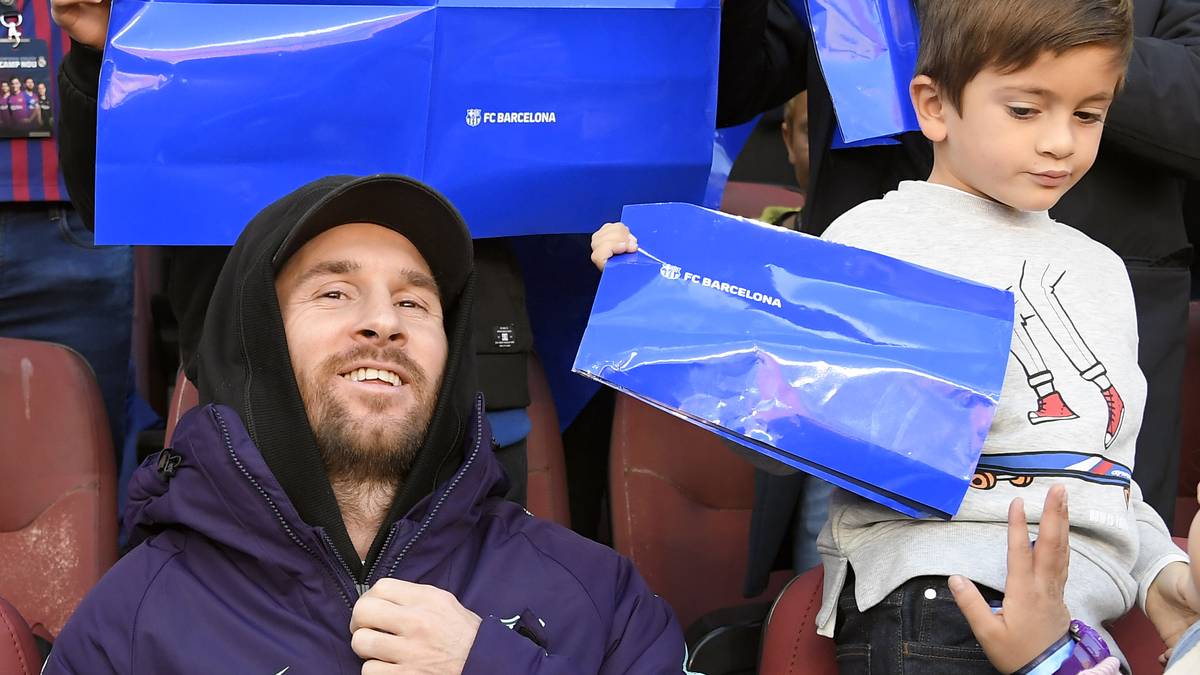 Besonders wertvoll ist der Clasico-Sieg für die Katalanen aus einem Grund: Es geht auch ohne Messi spektakulär. Der Argentinier wirkte wegen einer Fraktur am rechten Arm nicht mit. "Suarez sorgt dafür, dass Barca Messi nicht vermisst", so die "Daily Mail"