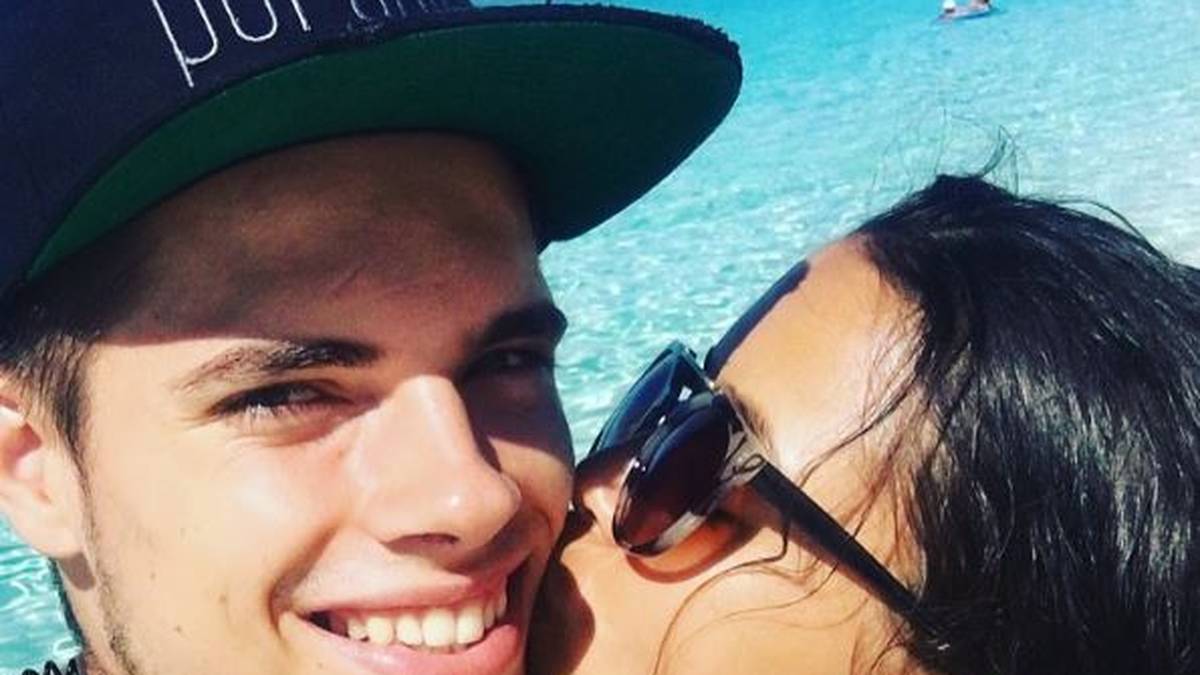 Frisch verliebt wie am ersten Tag zeigen sich Sarah Richmond und Julian Weigl im Sommerurlaub. Kein Wunder, dass sich Sarah auf ihrem Instagram-Account zurück an den Stand sehnt