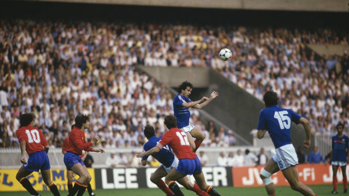 1984: MICHEL PLATINI (Frankreich/Juventus Turin): Im eigenen Land legt Platini eine der besten Leistungen eines Spielers bei einer Europameisterschaft überhaupt hin, schießt seine Mannschaft mit neun Toren in fünf Spielen zum Titel. Außerdem wird er Meister, holt den Europapokal der Pokalsieger und den europäischen Supercup