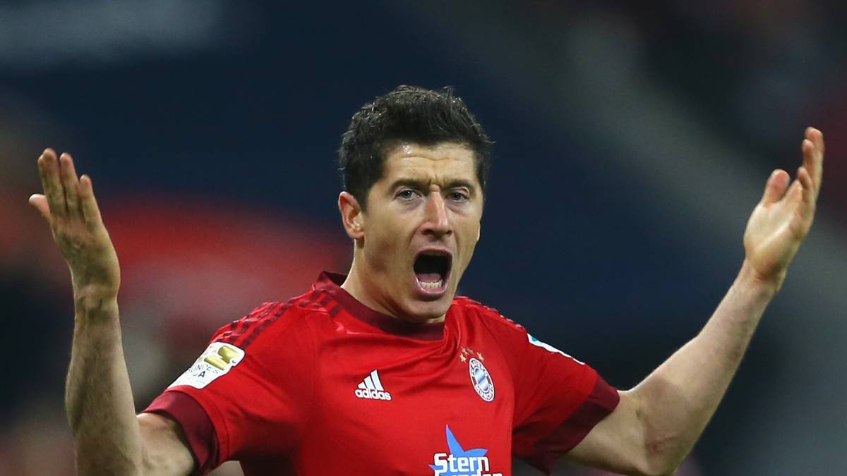 ROBERT LEWANDOWSKI (27): Beide Vereine aus Manchester sind scharf auf Bayerns Tor-Garanten. Dank eines Vertrags bis 2019 können sich die Münchner das aber in aller Ruhe ansehen. Zuletzt hielten die Berater des Polen auch Gerüchte um einen Wechsel zu Real Madrid am Leben
