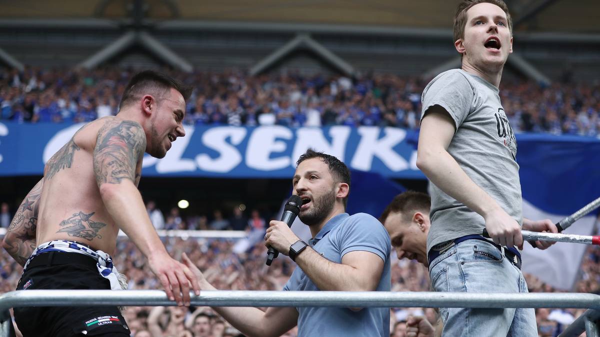 Mit den Schalke-Fans feiert der Schalke-Trainer den fast sicheren Einzug...