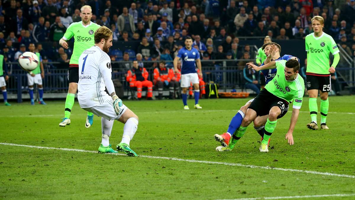 Nick Viergever schockt die Schalker dann mit dem Anschlusstreffer - das Aus für Schalke. Mit dem Schlusspfiff legt Amin Younes noch das 2:3