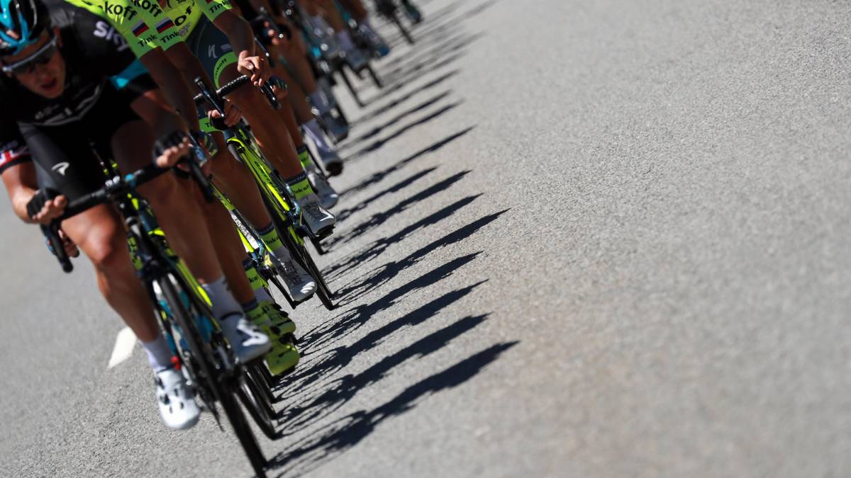 Unter strahlend blauem Himmel quälen sich die Fahrer die 216 Kilometer von Limoges nach Le Loriant