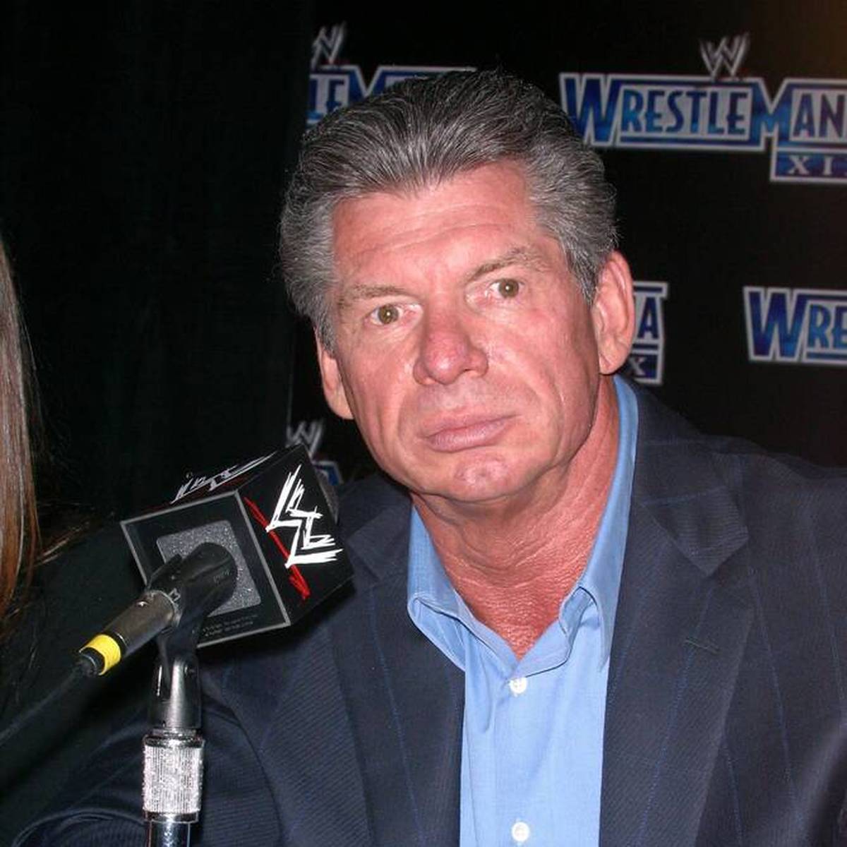 Der langjährige WWE-Boss Vince McMahon gerät weiter in Bedrängnis: Nach Jahrzehnte langem Schweigen erneuert eine Ex-Ringrichterin einen Vergewaltigungs-Vorwurf.