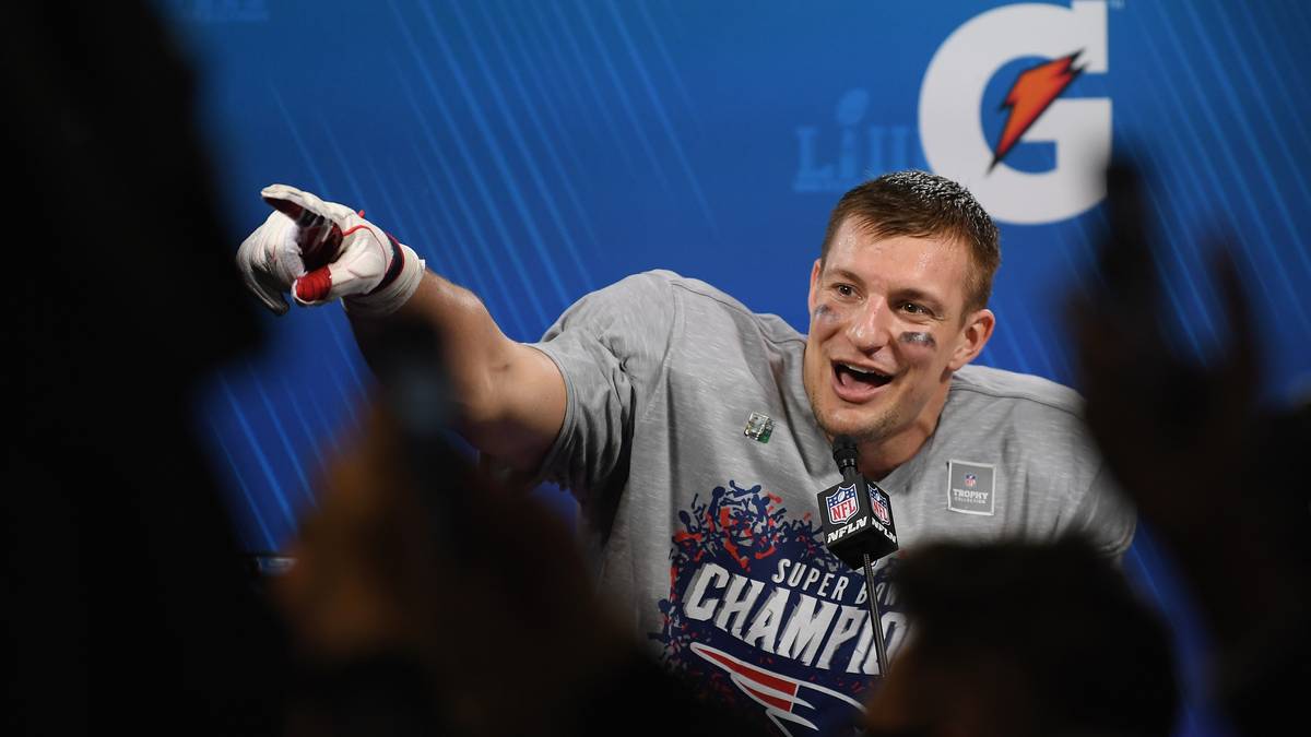 Auf der Pressekonferenz reißt er schon den einen oder anderen Scherz