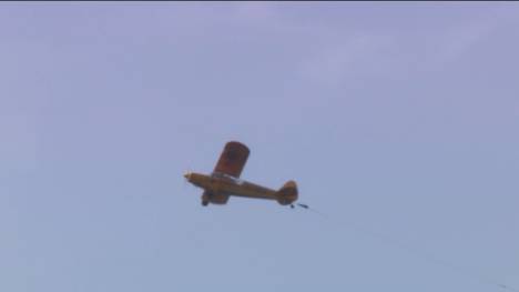 Extramotivation oder Provokation? Während des Abschlusstrainings der Niederländer vor dem zweiten EM-Gruppenspiel gegen Österreich sorgt ein Flugbanner für Aufsehen.