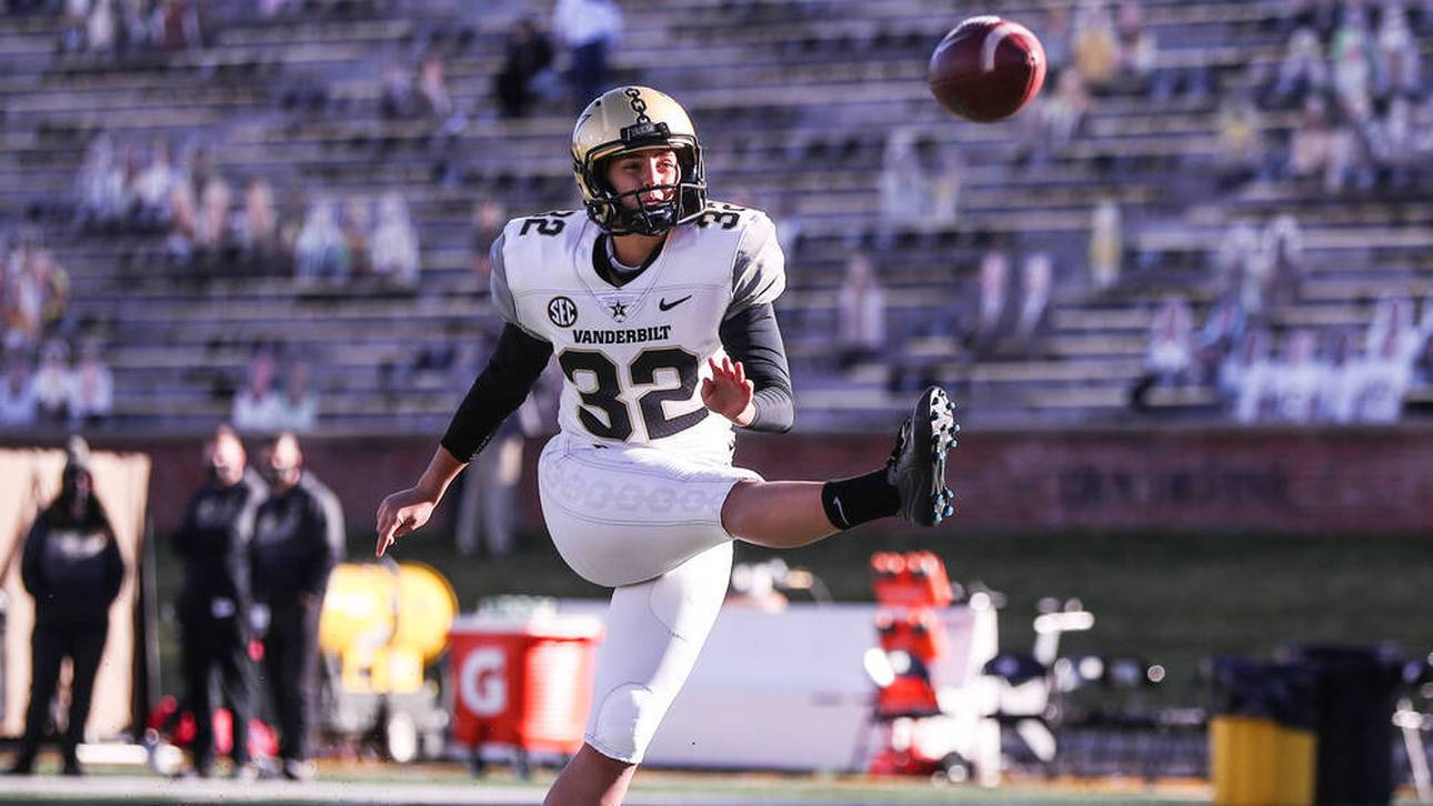 Sarah Fuller wärmt sich für ihren großen Einsatz auf