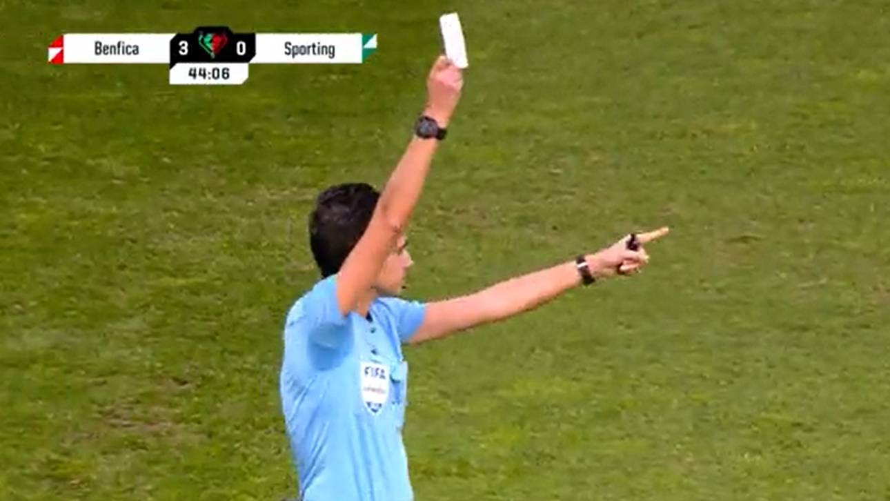 Premiere! Schiri zeigt Weiße Karte