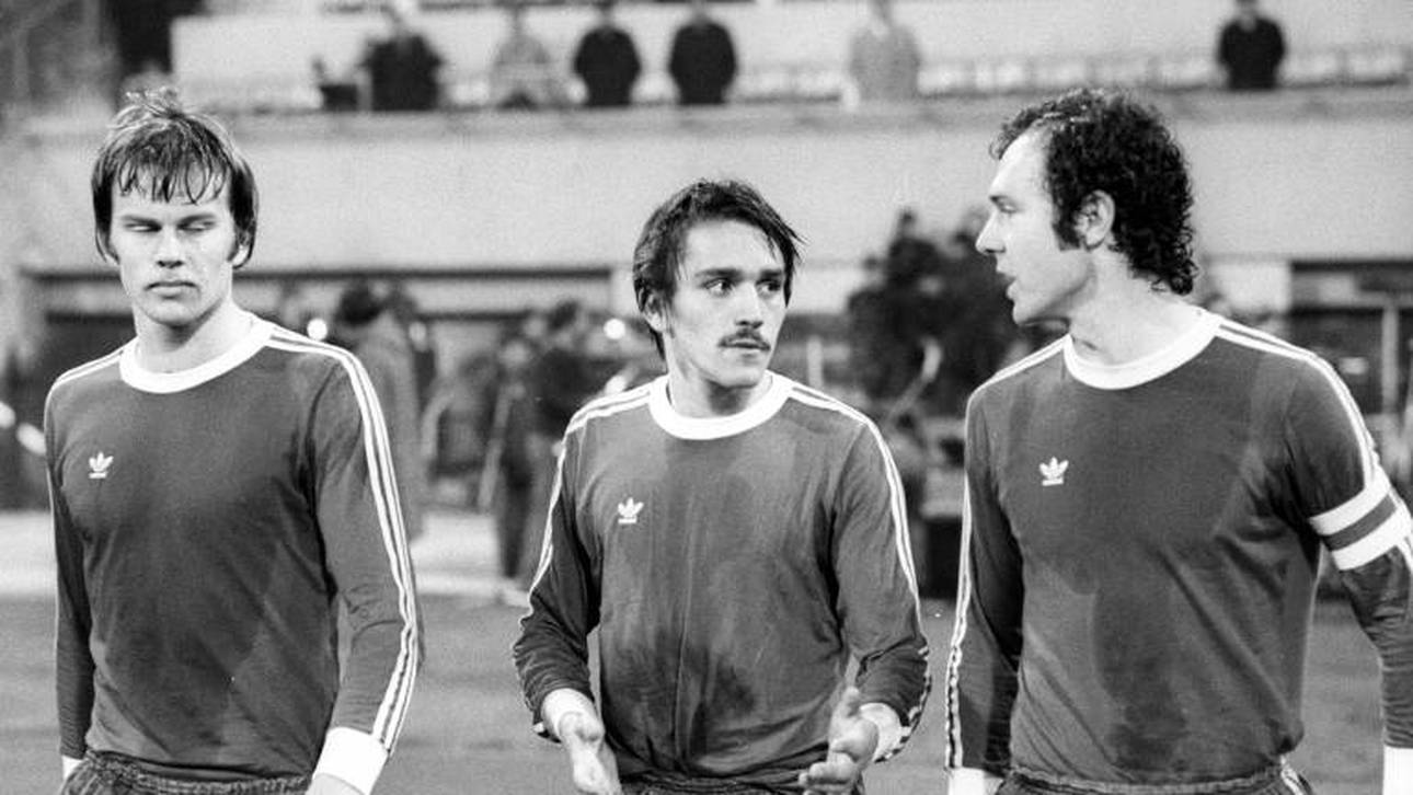FC Bayern München - Malmö FF 2:0 - Jupp Kapellmann (Mitte), Franz Beckenbauer (re.) und Udo Horsmann (alle Bayern)