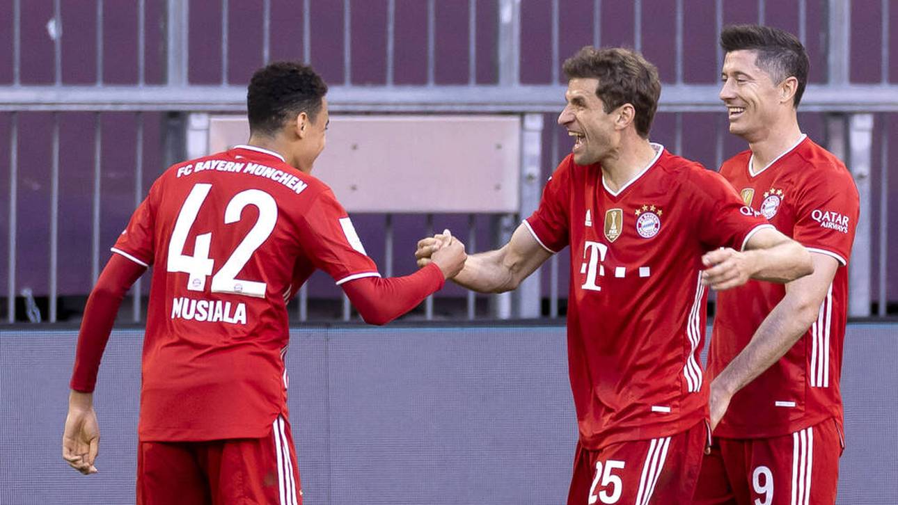 Thomas Müller (2.v.l.) ist der Lautsprecher auf dem Feld beim FC Bayern