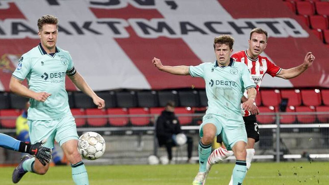 Keine Chance für den Keeper! Mario Götze (r.) trifft zum 2:0 gegen Willem II