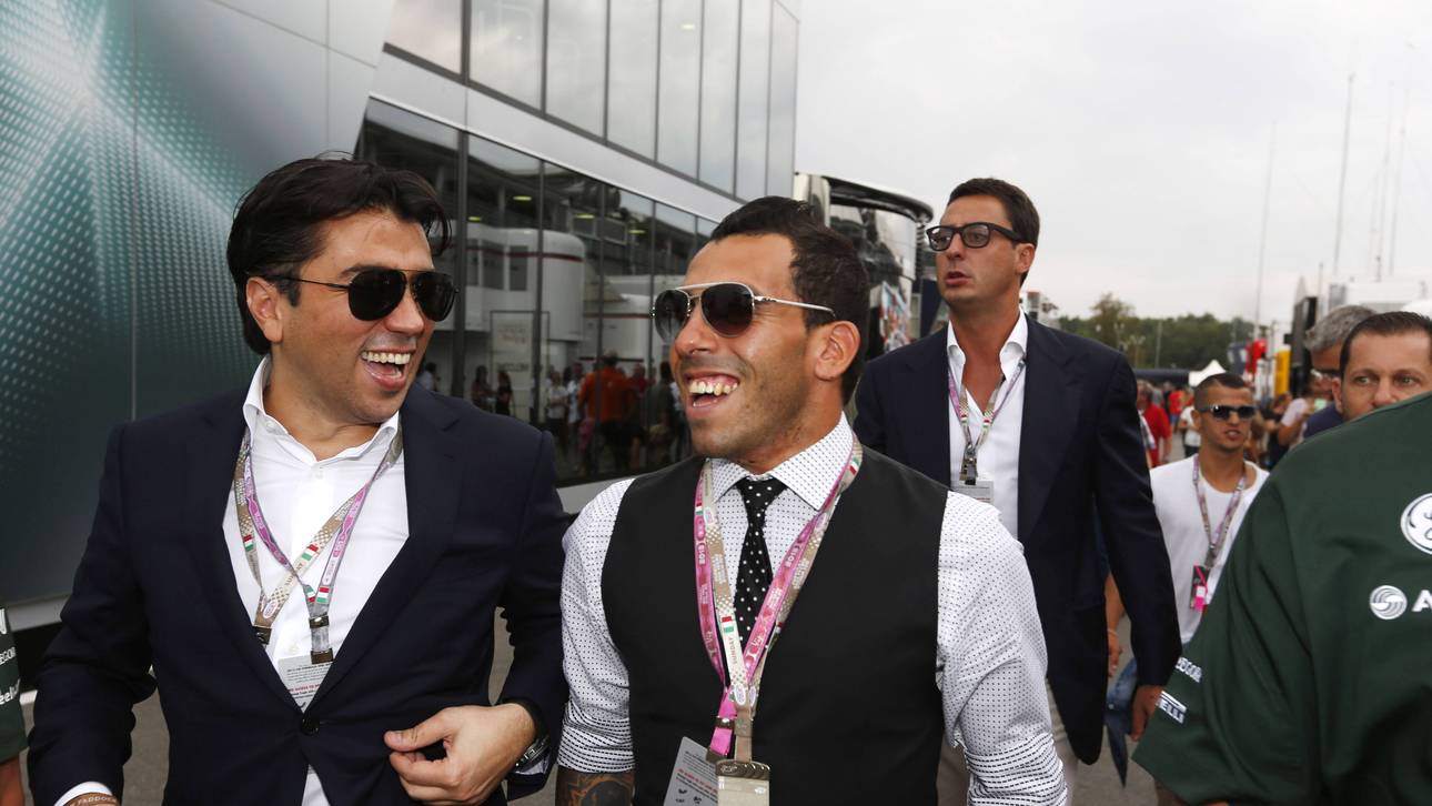 Kia Joorabchian (l.) mit Carlos Tevez bei einem Formel-1-Rennen