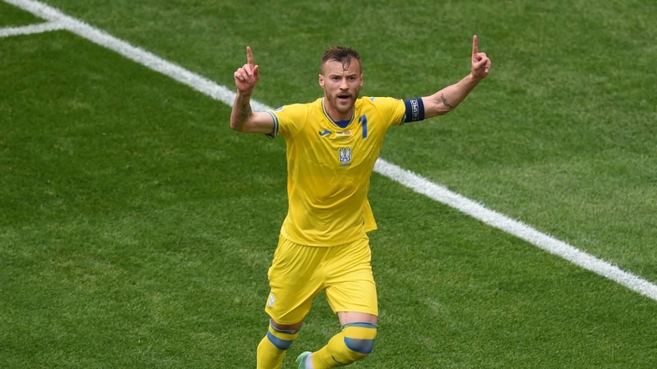 „Bitte kontaktiert mich!“ – Ukraines Jarmolenko scherzt mit EM-Sponsorenflaschen