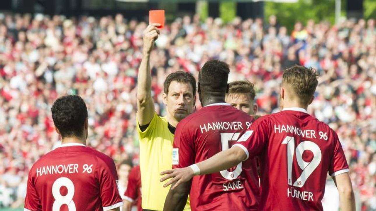 Schiedsrichter Wolfgang Stark (mi.) zückte gerne mal eine Karte
