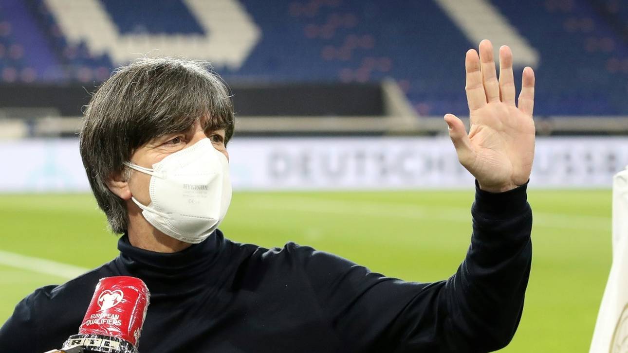 Löw überrascht mit Gesangseinlage