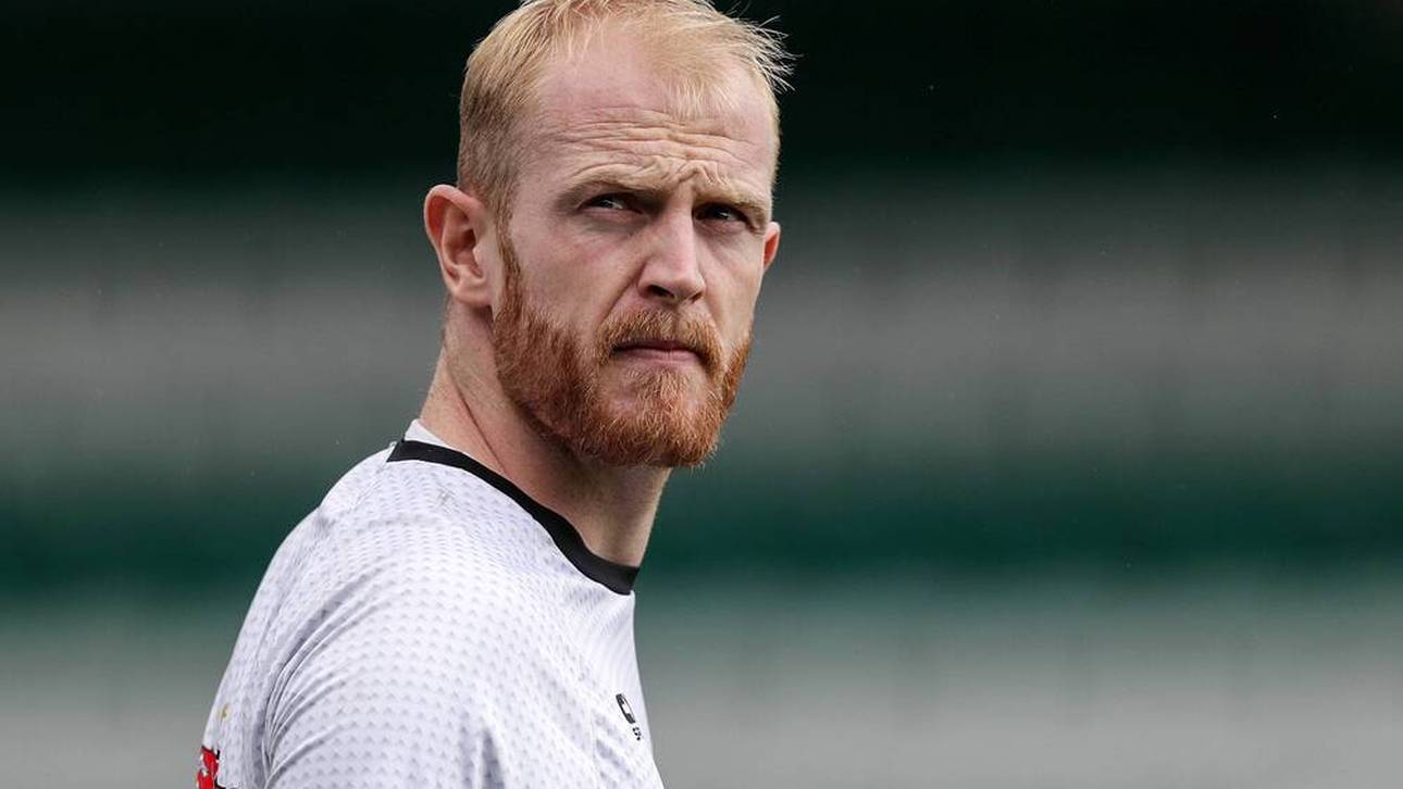 Irrer Platzverweis: Torhüter attackiert Mitspieler