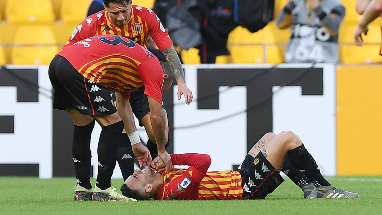 Roberto Insigne (am Boden) bricht nach seinem Tor in Tränen aus.