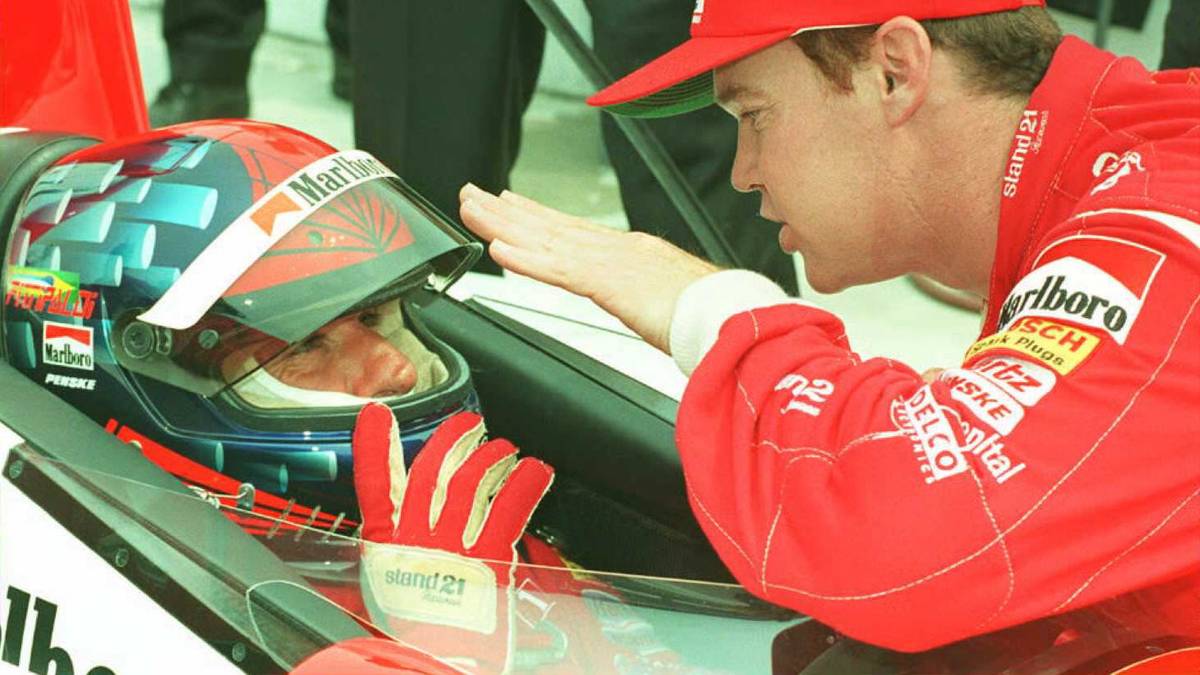 1992: Al Unser Jr. (r.) und Scott Goodyear liefern sich das spannendste Duell in der Geschichte der Indy 500. Am Ende siegt Al Unser (hier im Gespräch mit Emerson Fittipaldi) 0,043 Sekunden Vorsprung und sagt anschließend überwältigt: "Ihr wisst gar nicht, was Indy bedeutet"