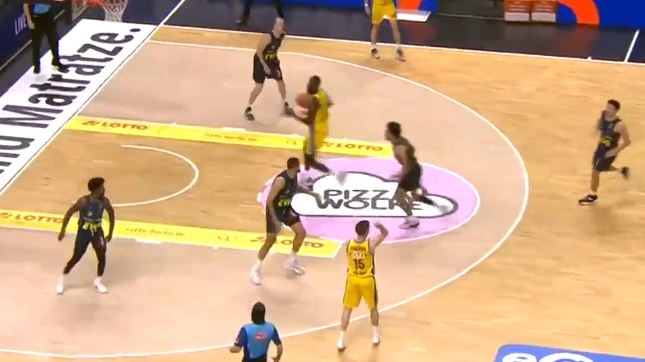 Bei Alba-Berlin-Kantersieg: No-Look-Assist von Martin Hermannsson | BBL