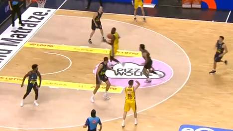 Alba Berlin besiegt die EWE Baskets Oldenburg deutlich mit 105:70. Besonderes Highlight bei diesem Kantersieg: Der No-Look-Assist von Martin Hermannsson.