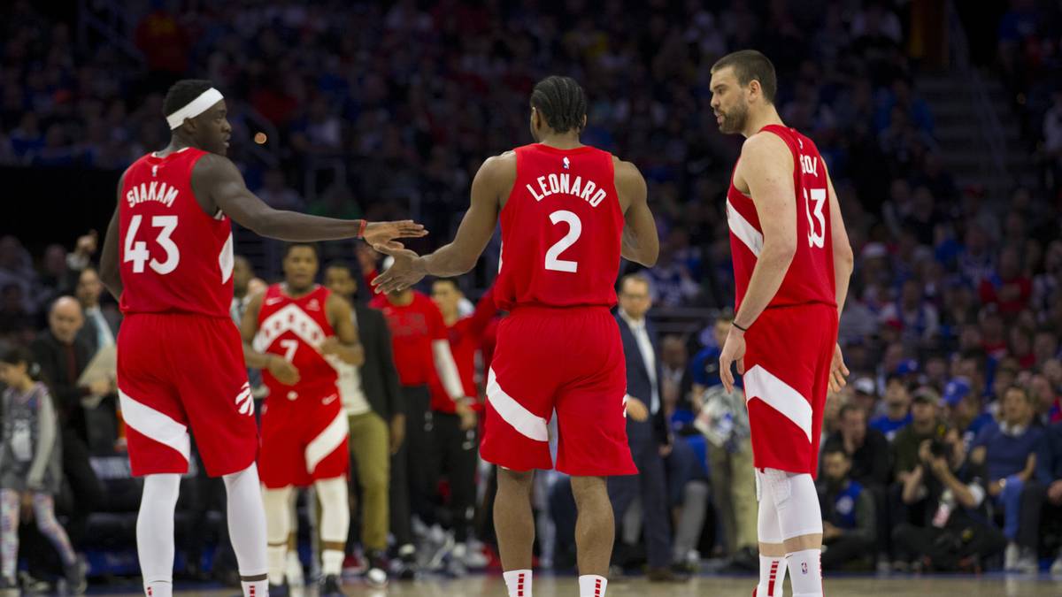 INTERNATIONALES FLAIR: Die Raptors verkörpern in ihrem Roster die Vielfalt der Basketball-Welt und ihrer Heimat Toronto. Marc Gasol (r.) stammt beispielsweise aus Spanien, Pascal Siakam (l.) kommt aus Kamerun, OG Anunoby aus England, Kawhi Leonard aus den USA. Auch im Trainerstab der Raptors sind mehrere Nationen vertreten