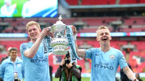 LONDON, ENGLAND - MAY 18:  Kevin De Bruyne and Oleksandr Zinchenko of Manchester City celebrate with the trophy after victory in the FA Cup Final match between Manchester City and Watford at Wembley Stadium on May 18, 2019 in London, England. (Photo by Alex Morton/Getty Images)