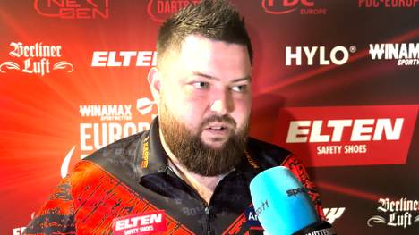 Michael Smith hat sich auch gesundheitsbedingt aus der absoluten Weltspitze im Darts verabschiedet. Beim German Darts Grand Prix in München gibt er Einblicke in seinen aktuellen Zustand.