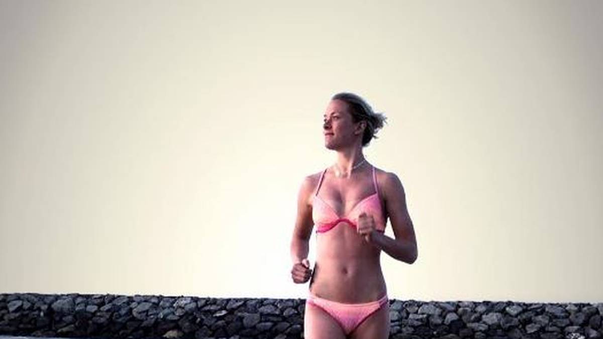 Maren Hammerschmidt holte sich die Grundlagenausdauer mit Läufen am Strand von Dubai - im passenden Outfit