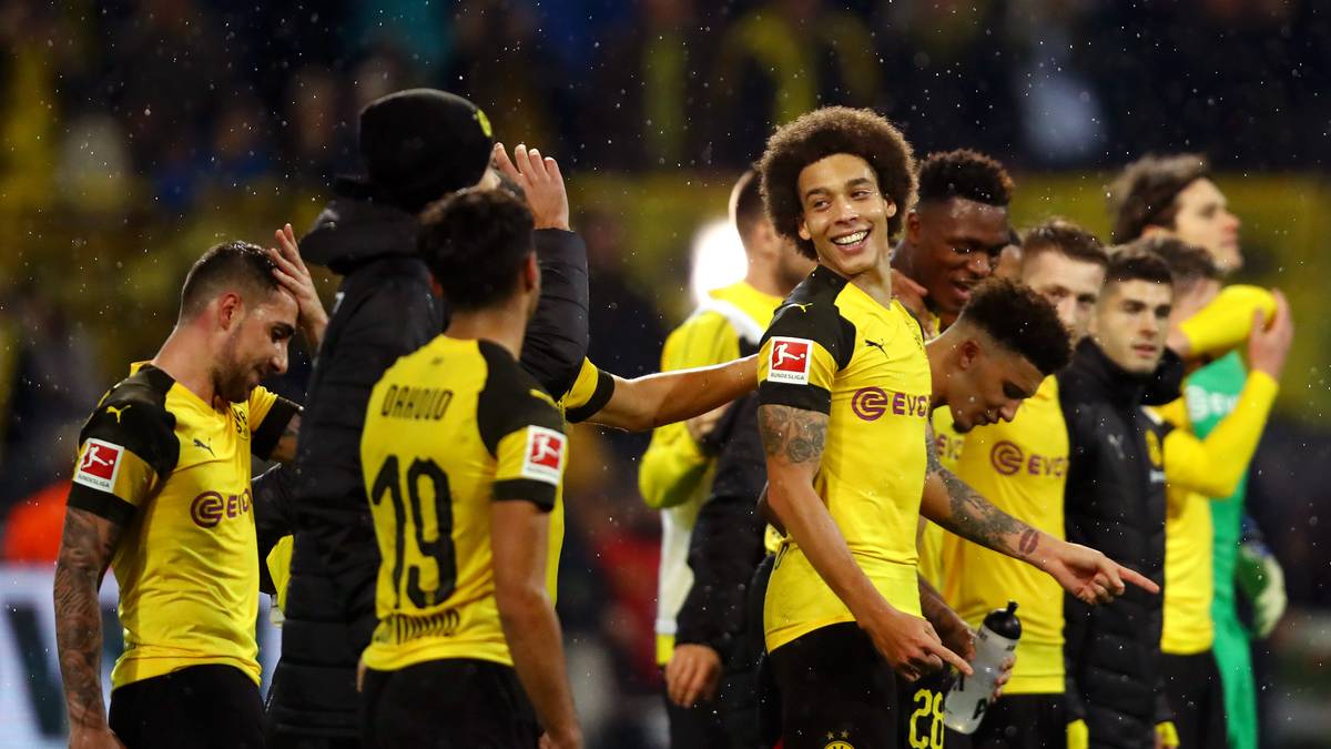 Beim obligatorischen Siegerfoto feiert die Mannschaft von Lucien Favre den Coup offenbar ungemein lautstark