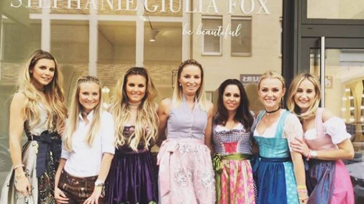 Auch Jenny Schmelzer (3.v.l.) macht auf der Zielgeraden noch mal das Oktoberfest unsicher. Mit dabei hat die Frau von BVB-Verteidiger Marcel Schmelzer natürlich ihre selbsternannten "Wiesn-Mädels"