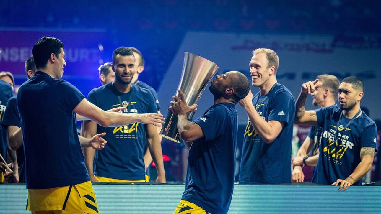 Fontecchio (l.), Thiemann (2. v. l.) und Sikma (2. v. r.) gewannen zusammen die Meisterschaft 