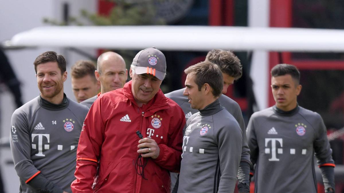 Xabi Alonso und Philipp Lahm, die beide nach dieser Saison ihre Karriere beenden, trainieren vor dem Darmstadt-Spiel mit dem neuen Predator