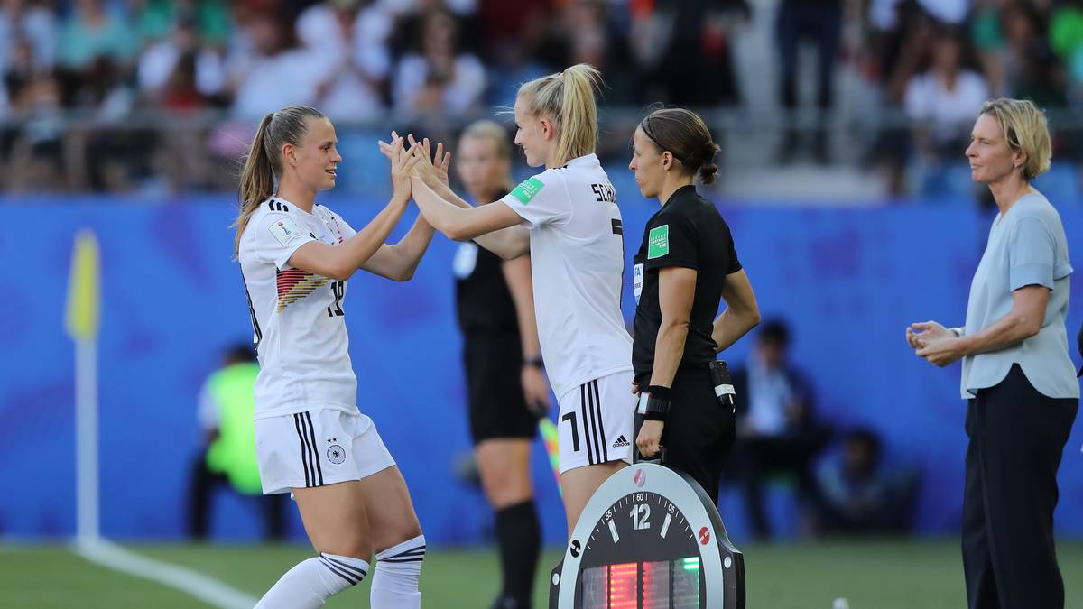 LEA SCHÜLLER: Kam in der 67. Minute für Bühl und bereitete auf dem Fuße fast das 5:0 vor, Däbritz scheiterte aber freistehend. Brachte nochmal viel Mut ins deutsche Spiel und hatte viele kleinere Aktionen. Kann kurz vor Schluss noch das 5:0 machen, scheitert aber aus kurzer Distanz. SPORT1-Note: 2,5