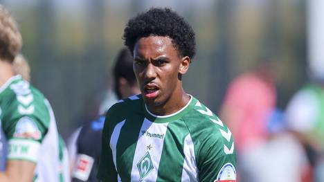 Ein Name, der in der Bundesliga bald für Furore sorgen könnte: Paul Erevbenagie. Der 18-Jährige avanciert in der Saisonvorbereitung von Werder Bremen kurzerhand zum Shootingstar des Klubs. 