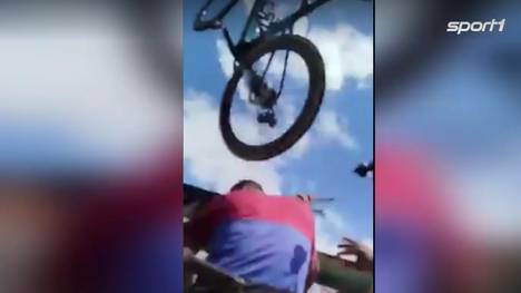 Bei einem professionellen Radrennen in Venezuela kommt es im Zielsprint zu einem fürchterlichen Massencrash. Ein Begleitmotorrad biegt kurz vor dem Ziel falsch ab - mit verheerenden Folgen.