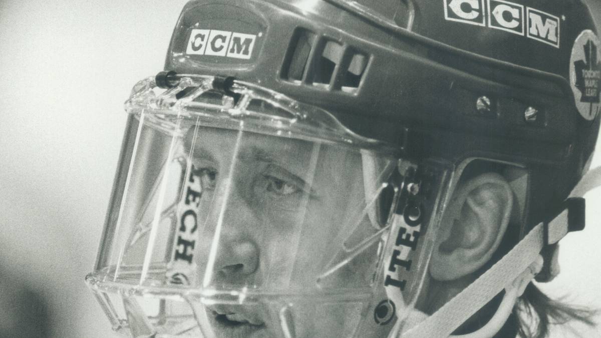 Zwei Wochen später steht Salming wieder auf dem Eis. Zum Schutz trägt er die kommenden Spiele ein Vollvisier