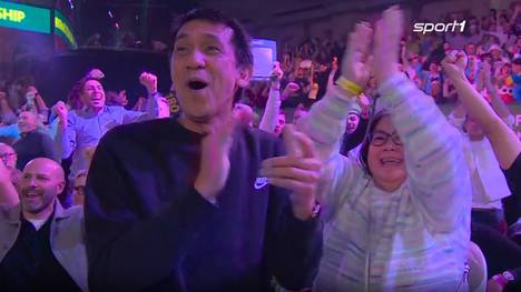 Der Filipino Paolo Nebrida gewinnt im dritten Anlauf sein erstes Spiel bei einer Darts-WM in dramatischer Manier - auch bei der Familie ist die Freude groß.