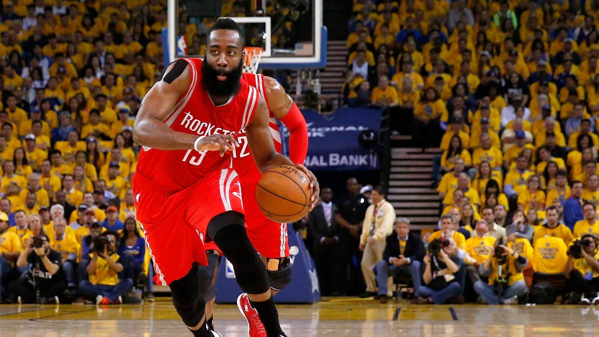 JAMES HARDEN (Houston Rockets): Der krasseste Bart im Business wird 2014/15 zum Alleinunterhalter. Ohne Dwight Howard nimmt Harden die Rockets auf seine Schultern und katapultiert sich mit 27,4 Punkten und 7,.5 Assists pro Spiel in die MVP-Diskussion. Die Bart-Ikone ist praktisch nicht von der Freiwurflinie fernzuhalten (über zehn Versuche pro Spiel) und ist fraglos der beste Shooting Guard der NBA - auch weil Harden die Defensivarbeit endlich ernst nimmt, statt sich regelmäßig komplett lächerlich zu machen. Adidas macht ihn für 300 Millionen Dollar zu seiner neuen Ikone