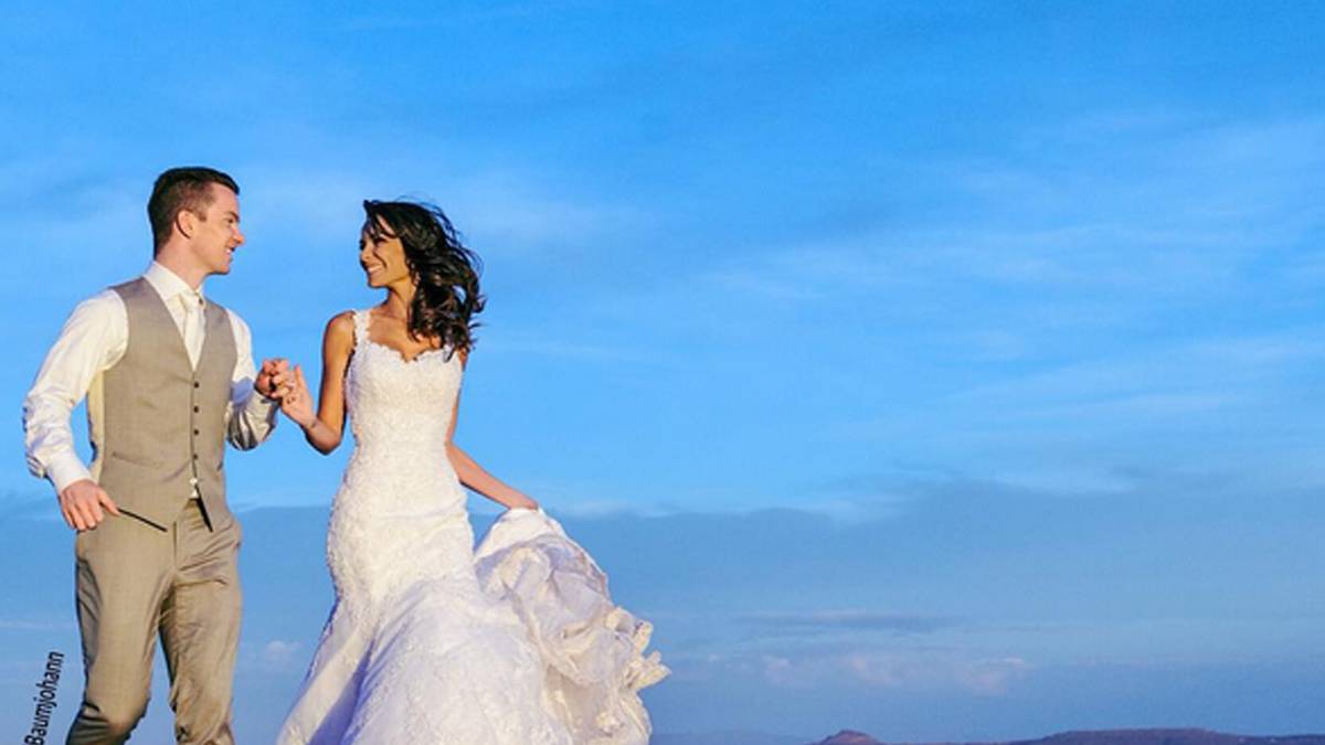 Bereits seit 2008 sind Herthas Alexander Baumjohann und seine brasilianische Partnerin Tati verheiratet.  2004 haben sich beide auf einer Geburtstagsfeier kennengelernt - damals war er 17, sie 21. Inzwischen haben beide zwei gemeinsame Töchter, Tati zog für Baumjohann nach Deutschland - und erinnert sich nun bei Instagram gern zurück an die Hochzeit