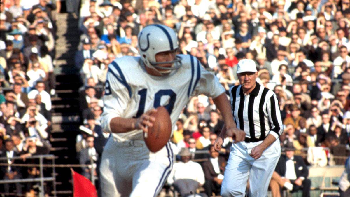 JOHNNY UNITAS: Wurde erst extrem spät im Draft gewählt (9. Runde). Das hielt den Star der 60er Jahre aber nicht davon ab, in 47 aufeinanderfolgenden Spielen mindestens einen Touchdown-Pass zu werfen. Ein Rekord, der bis 2012 nicht gebrochen wurde. Drei Titel mit den Baltimore Colts (zwei vor der Super-Bowl-Ära) sind sein Vermächtnis