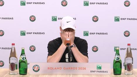 Tennis-Dominator Jannik Sinner scheidet in Roland Garros bereits in der 2. Runde aus. Der Italiener erklärt seine Niederlage und gibt ein Update zu seinem Gesundheitszustand während des Matches. 