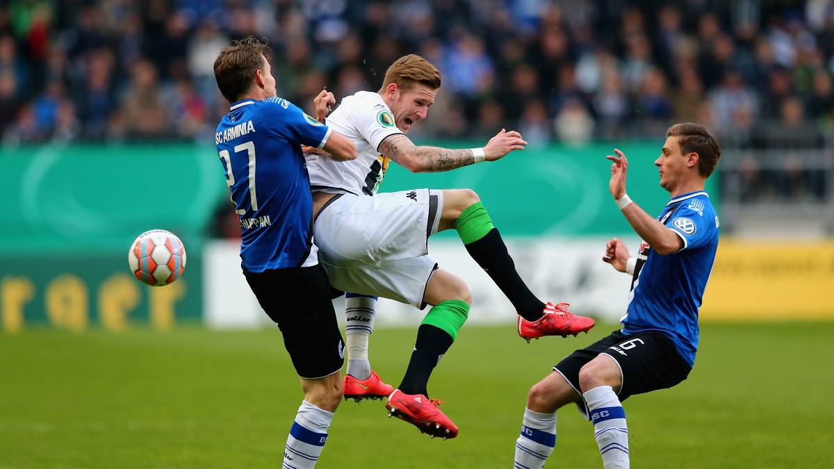Ein Drittligist macht 2015 von sich reden: Arminia Bielefeld schafft die Sensation und zieht ins Halbfinale ein. Arminia setzt sich gegen Borussia Mönchengladbach nach Elfmeterschießen verdient mit 5:4 durch. Nach 90 wie auch nach 120 Minuten stand es 1:1