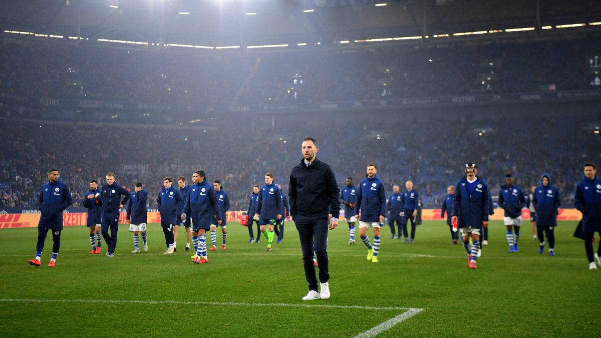 Trainer Domenico Tedesco, der mehr denn je um seinen Job zittern muss, führt den königsblauen Gang nach Canossa an