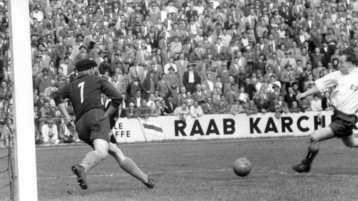 DFB-POKAL 1956: So richtig gute Erinnerungen haben die Hamburger an ein entscheidendes Spiel im Wildparkstadion beim Karlsruher SC nicht. 1956 lautet das Pokalfinale HSV gegen KSC - und die Hamburger verlieren trotz der Führung durch Uwe Seeler am Ende 1:3