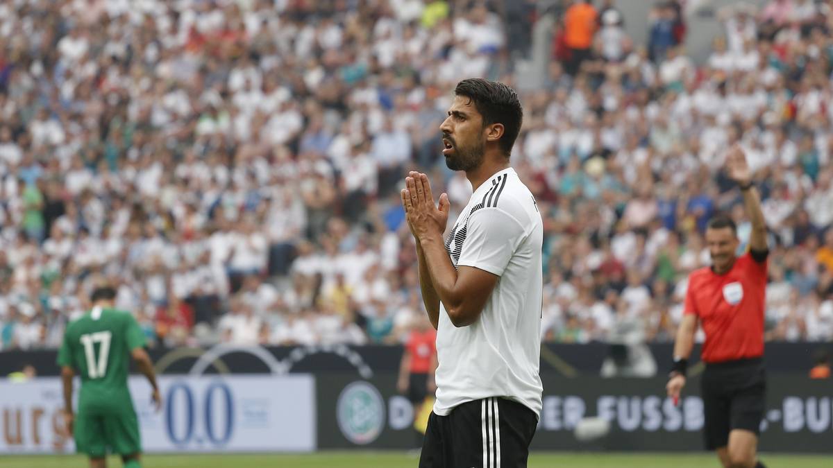 SAMI KHEDIRA: Spielte wie erwartet neben Kroos im defensiven Mittelfeld. Hatte Pech mit einem schönen Schlenzer (15.) und einem Pfostenknaller (37.). War wegen seines Fouls verantwortlich für den Saudi-Elfmeter, den die Gäste im Nachschuss verwandelten (84.). Baute in Halbzeit zwei ab. SPORT1-Note: 3,5