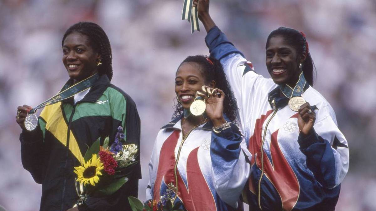 Ottey (l.) gewann neun Medaillen bei den Olympischen Spielen - doch nie die goldene. Hier ist sie 1996 in Atlanta neben Olympiasiegerin Gail Devers zu sehen. Auch bei weiteren Olympischen Spielen holte sie keine Goldmedaille.