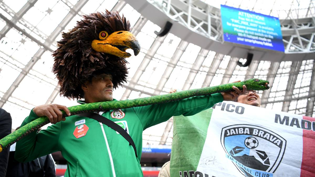 Dieser mexikanische Anhänger huldigt den Nationaltieren - dem Adler und der Schlange, die auch in der Fane Mexikos vertreten sind