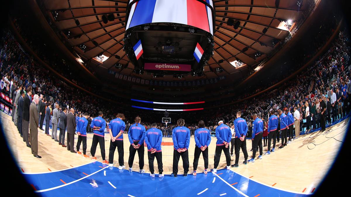 Die Anschläge in Paris wirken auch am Sonntag in der NBA nach. Vor dem Spiel der New York Knicks gegen die New Orleans Pelicans legen die Teams eine Schweigeminute ein