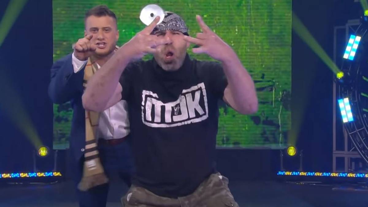 Nick Gage (r.) wird bei AEW für MJF gegen Chris Jericho antreten
