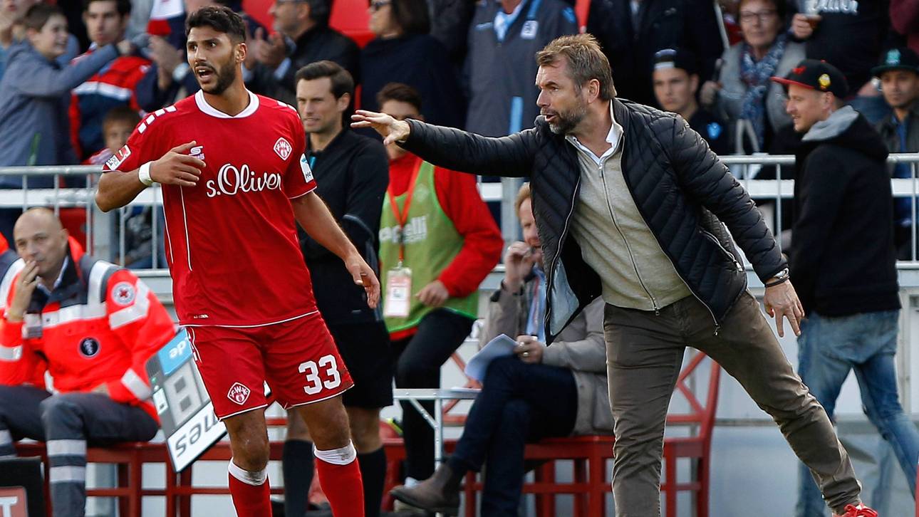 Trainer Bernd Hollerbach weist Elia Soriano von den Würzburger Kickers den Weg